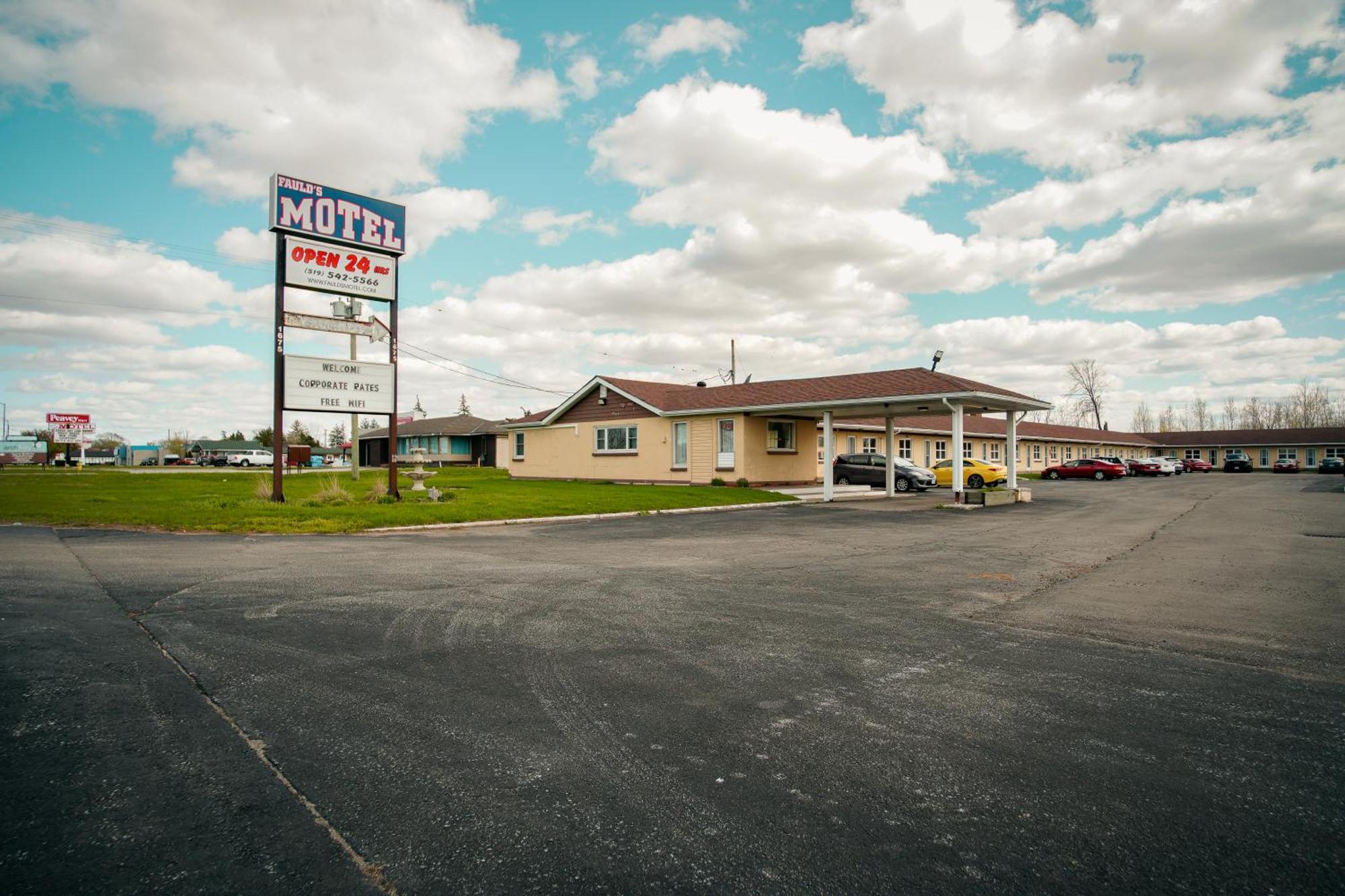 Faulds Motel Сарния Экстерьер фото